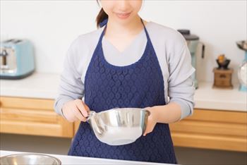 料理をする女性